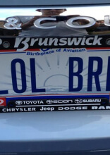 Les plaques d'immatriculation bizarres de ces voitures ont étonnamment réussi à passer le cap des employés du DMV.