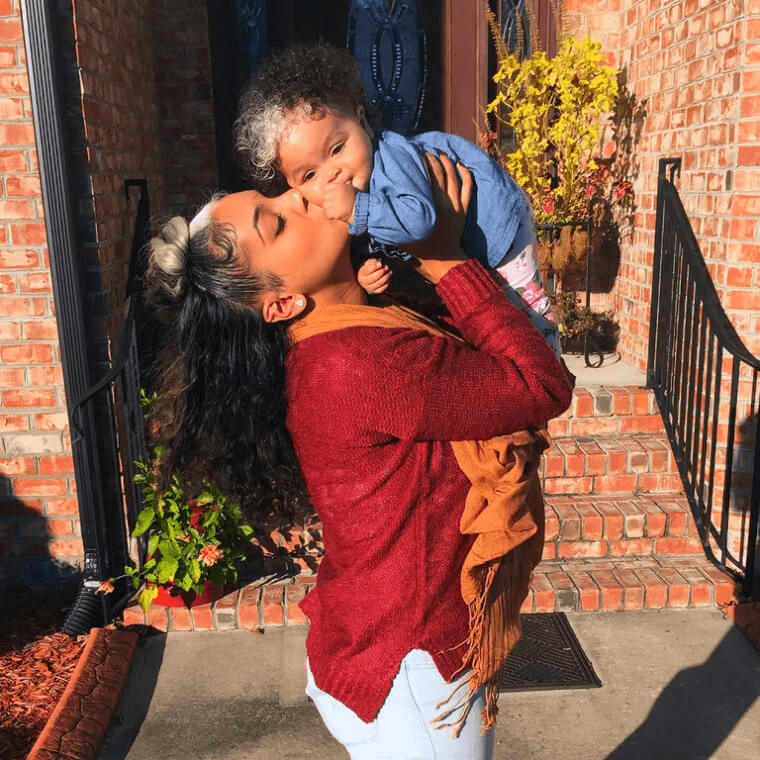 の母娘の髪には、同じ痣があります。