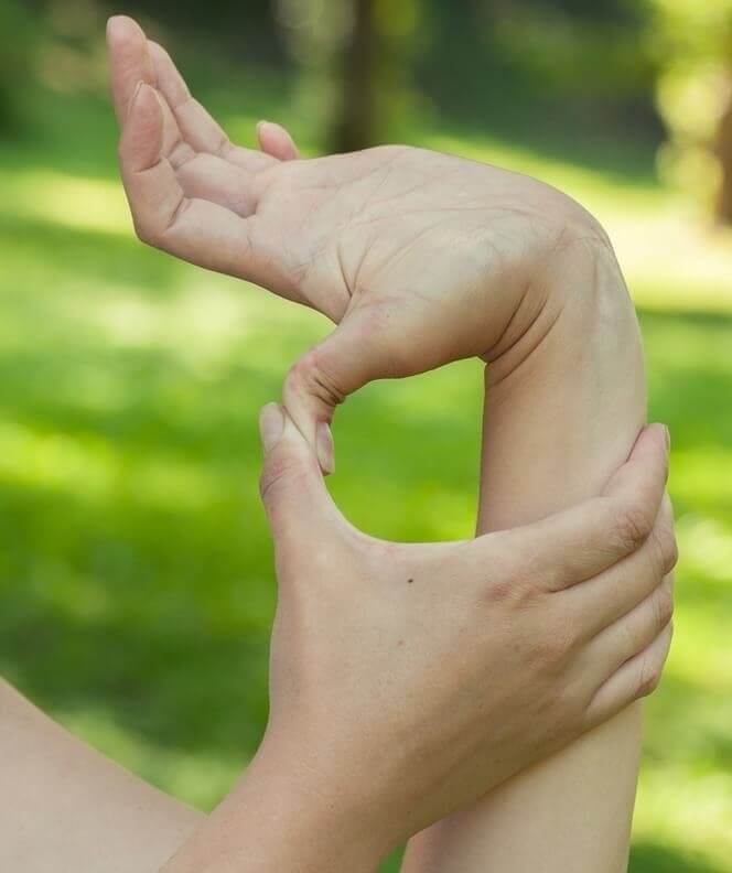 マルファン症候群で靭帯が伸びる