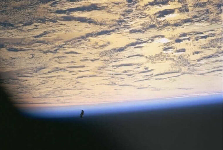 Un Satellite Qui N'Appartient À Personne