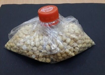 Riutilizza i tappi delle bottiglie di plastica per chiudere i sacchetti di plastica