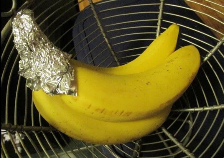 Avvolgi le cime delle banane in carta stagnola per evitare che si brucino eccessivamente