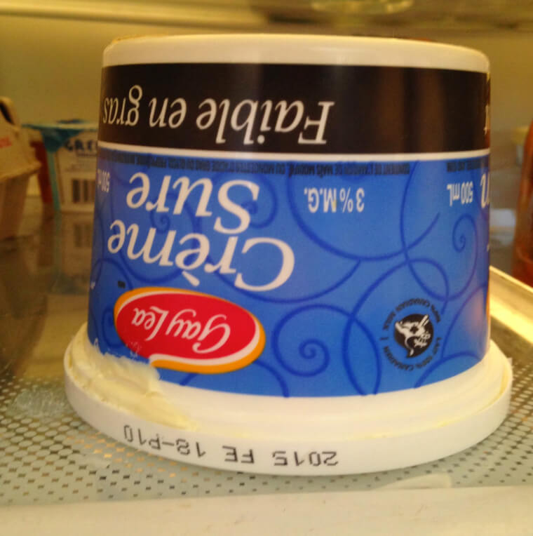 Capovolgi la ricotta e la panna acida per sigillarle sottovuoto