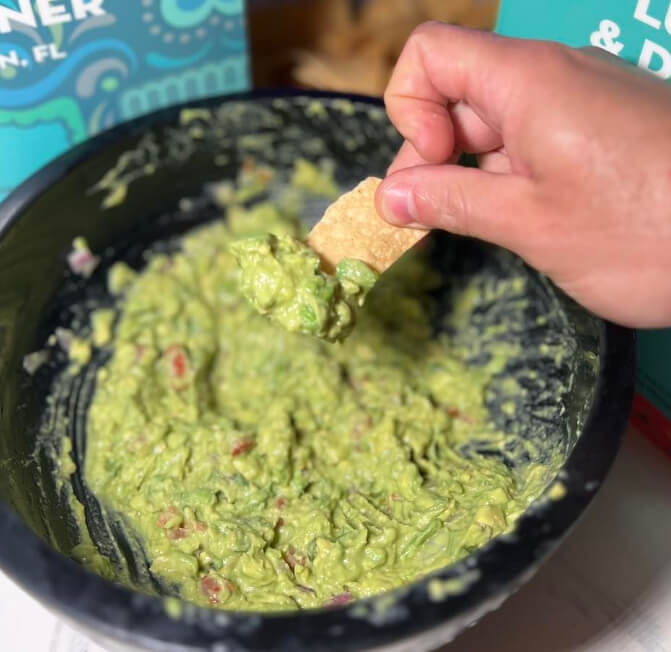 Spruzza il guacamole avanzato con uno spray da cucina prima di rimetterlo in frigo
