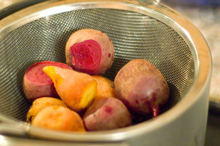 Rimuovi le foglie di barbabietola per mantenerle fresche