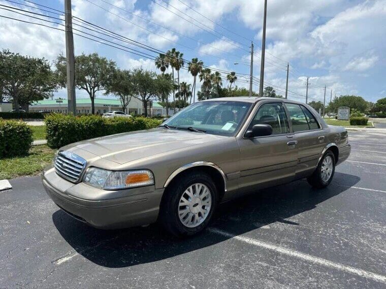 2004 Ford Crown Victoria - $3,500