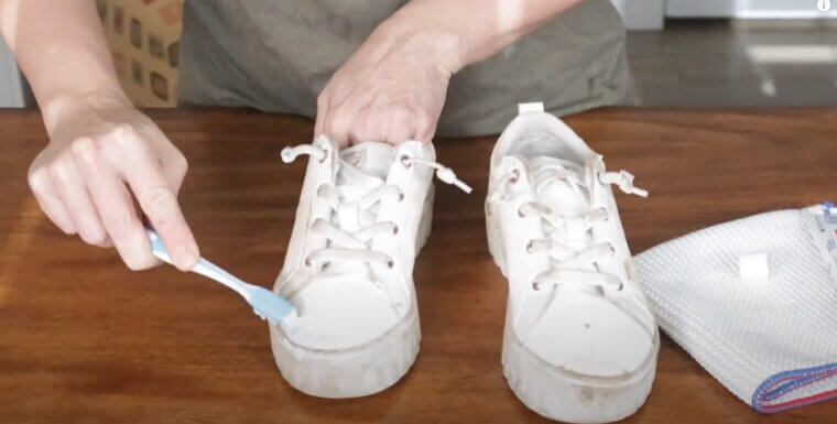 Clean Your Shoes With Toothpaste