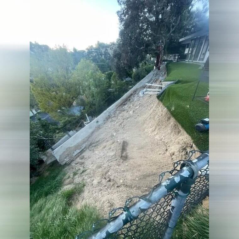Godzijdank hebben de bomen deze muur opgevangen