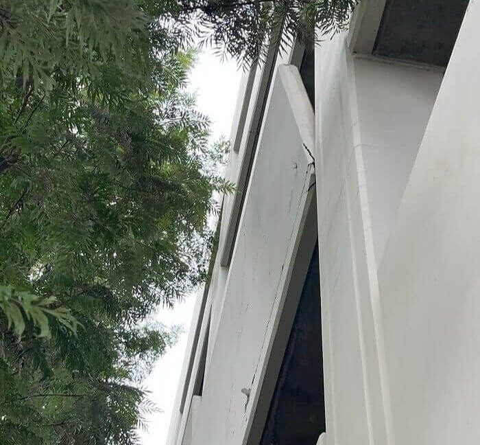 De scheve muur van de parkeergarage