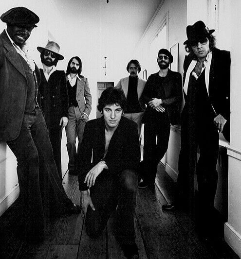"Dancing in the Dark" (Bruce Springsteen, 1984): An Upbeat Classic Born From Creative Exhaustion and Managerial Pressure