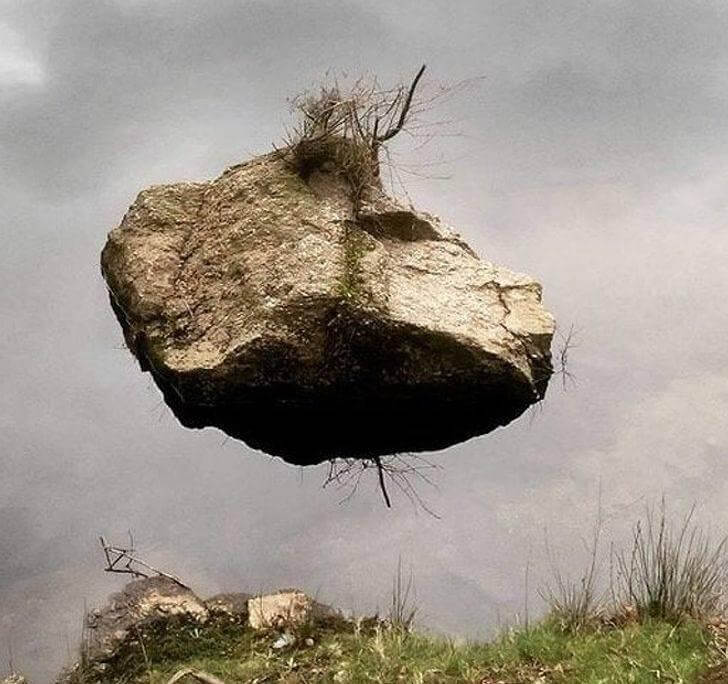 Cuidado Con La Roca Voladora