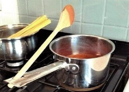 The Clean Way to Use a Spoon While Cooking