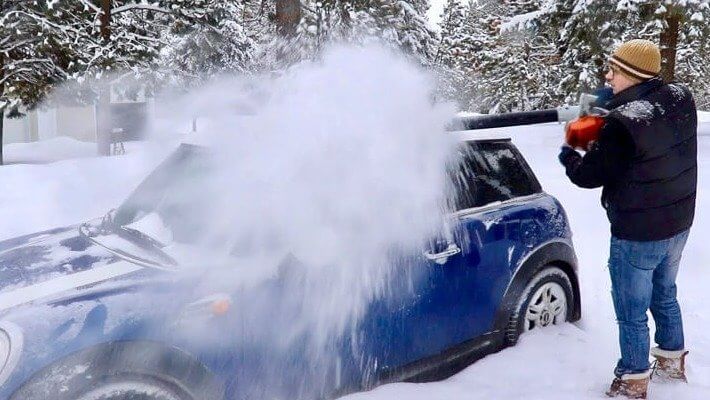 Ta souffleuse à feuilles est secrètement une souffleuse à neige