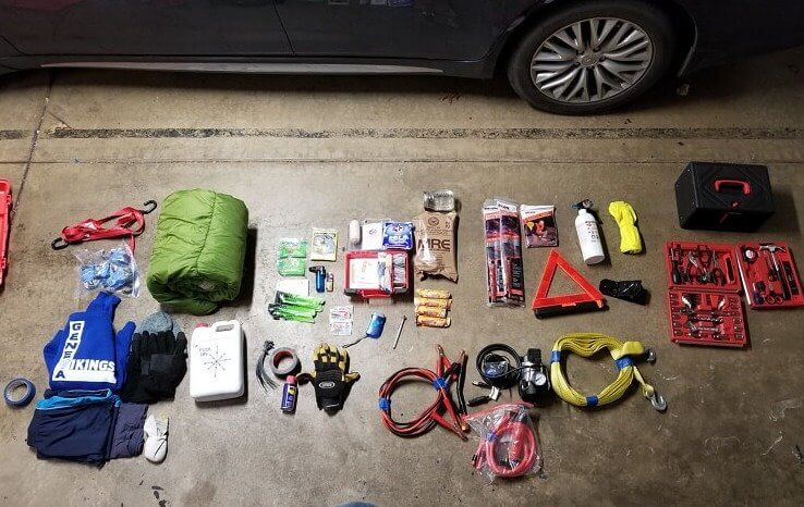 Avoir une trousse d'urgence dans la voiture est le plus important pendant l'hiver
