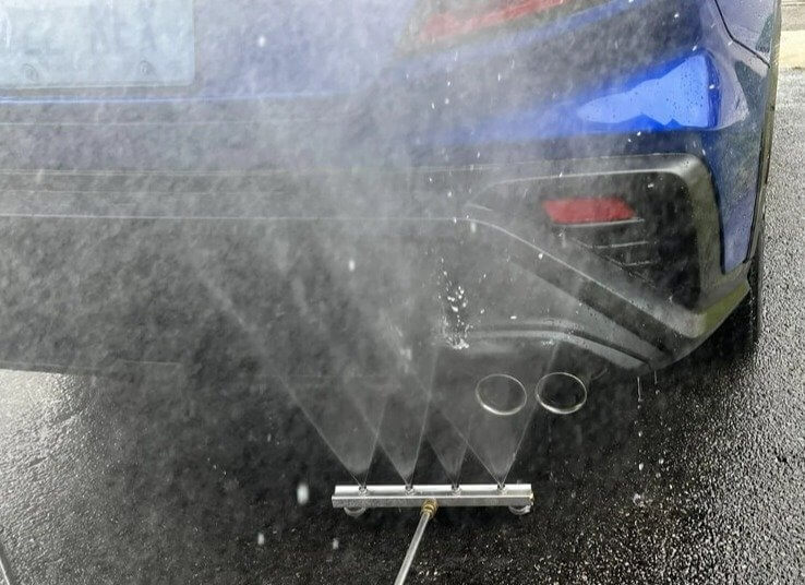 Un nettoyage périodique du dessous de la voiture te permet d'économiser beaucoup d'argent à long terme.