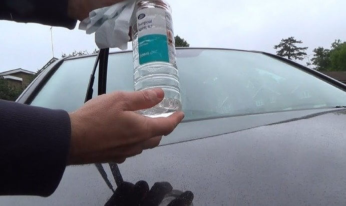 Utilise de l'alcool à friction sur les essuie-glaces rouillés