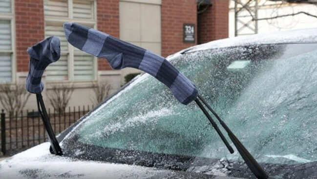 Mets des chaussettes sur tes essuie-glaces pour les empêcher de geler