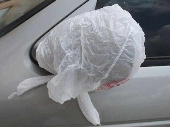 Enroule un sac en plastique autour de tes rétroviseurs latéraux