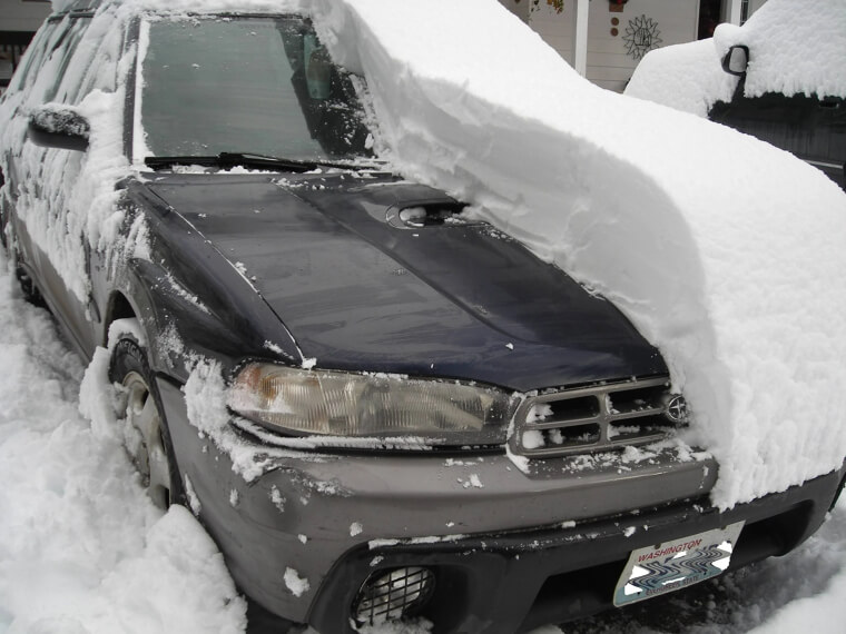 Enlève la neige de ta voiture à l'ancienne