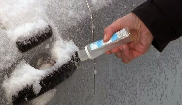 Utilise un désinfectant pour les mains pour décongeler les trous de serrure congelés