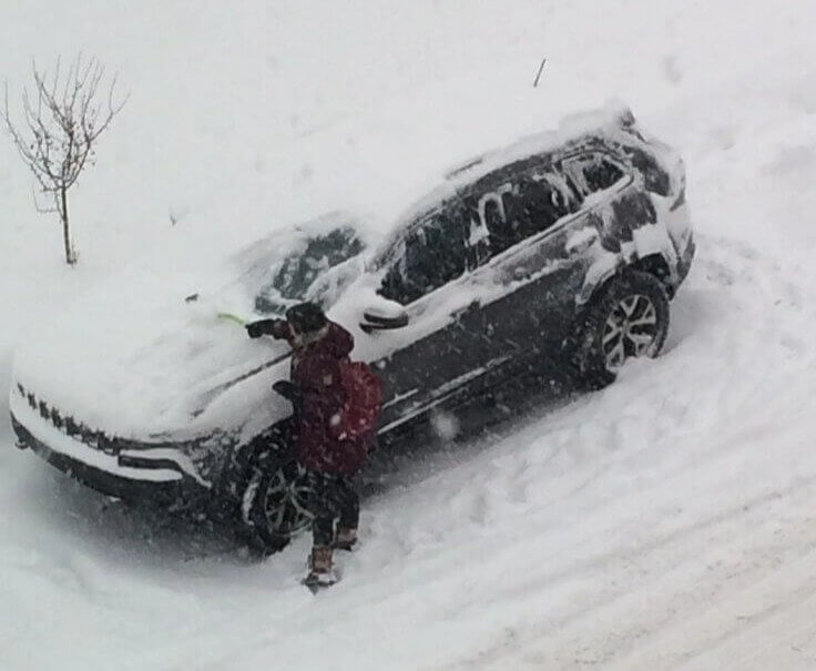 Enlever la glace de ta voiture peut être dangereux
