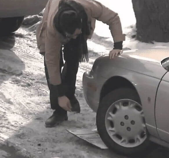 Retire ta voiture de la neige à l'aide de carton