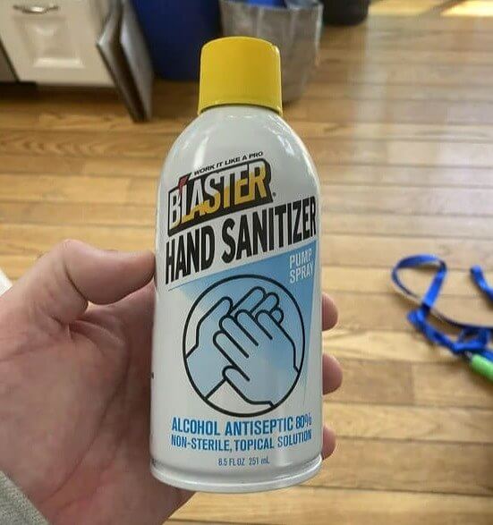 Garde le désinfectant pour les mains dans la boîte à gants.