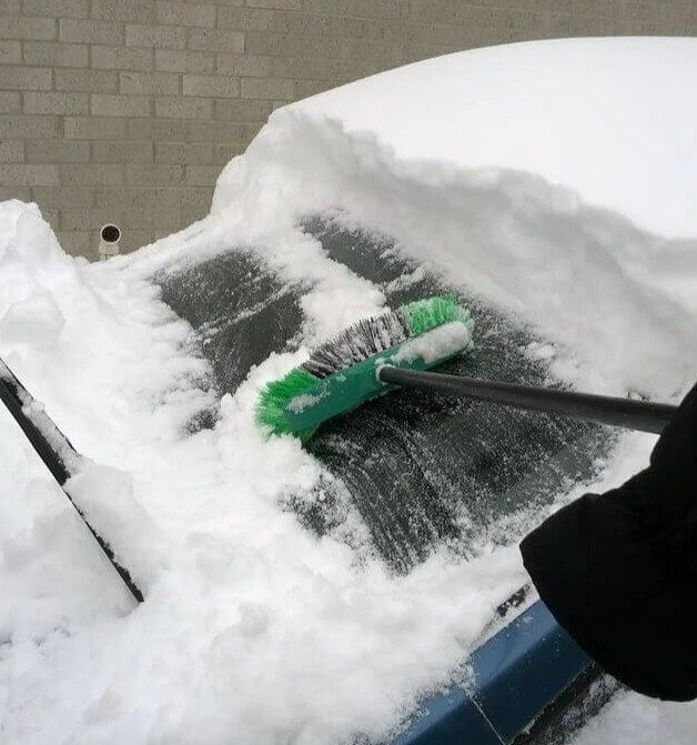 Utilise un balai pour brosser rapidement la neige
