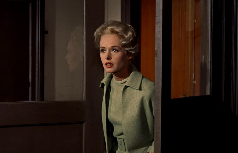 El Equipo de Filmación Arrojó Pájaros Vivos A Tippi Hedren En The Birds