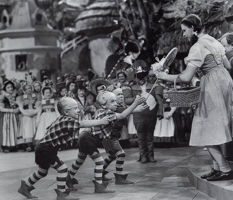 A Los Munchkins De The Wizard of Oz Se Les Pagó Menos Que A Los Perros