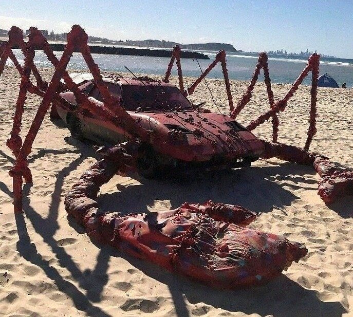 Un homard extraordinairement grand sur le rivage