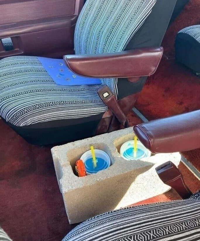 Des porte-gobelets en parpaings pour une conduite sans éclaboussures