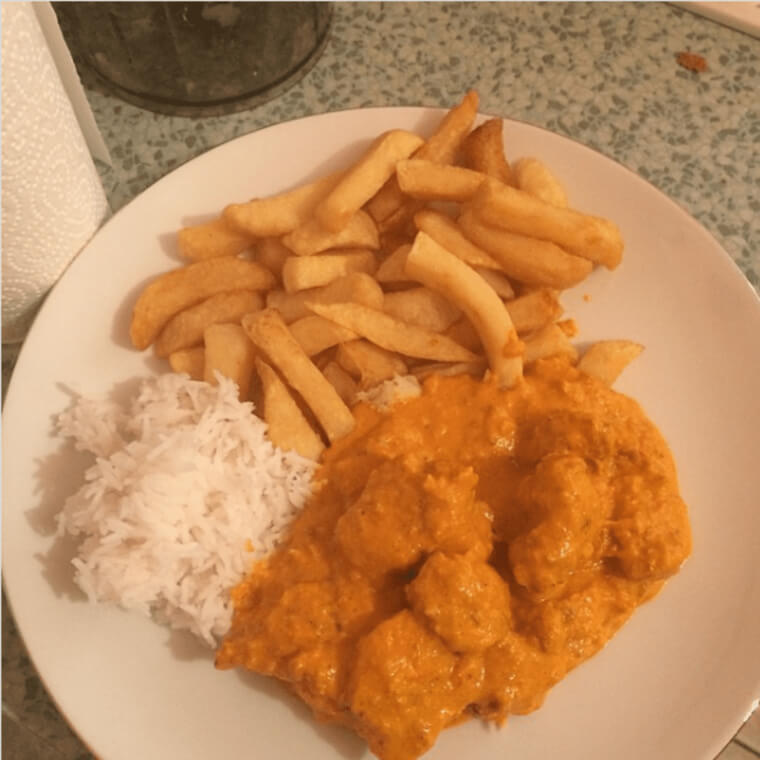 Curry e batatas fritas