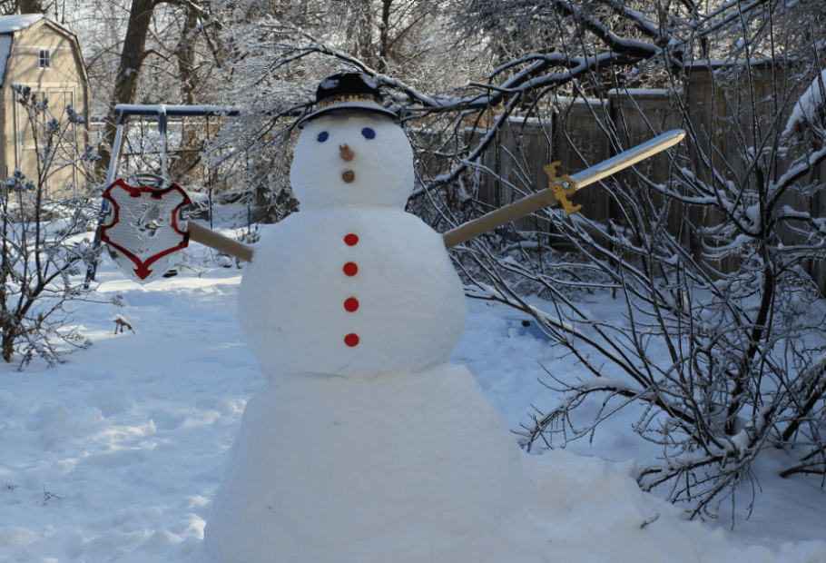 Kreative Menschen, die ihre Schneemann-Baukünste auf die nächste Stufe gebracht haben