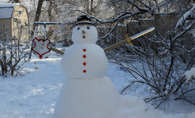 Kreative Menschen, die ihre Schneemann-Baukünste auf die nächste Stufe gebracht haben