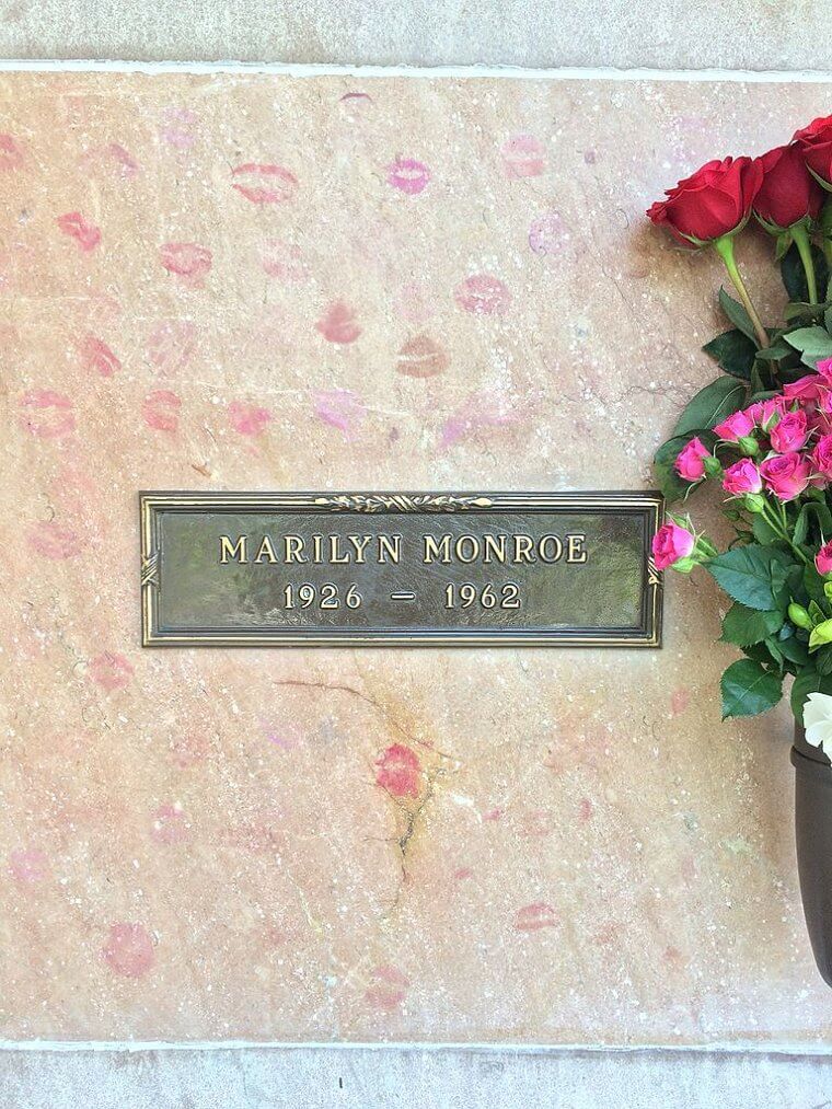 Marilyn Monroe Keeps Getting Kisses