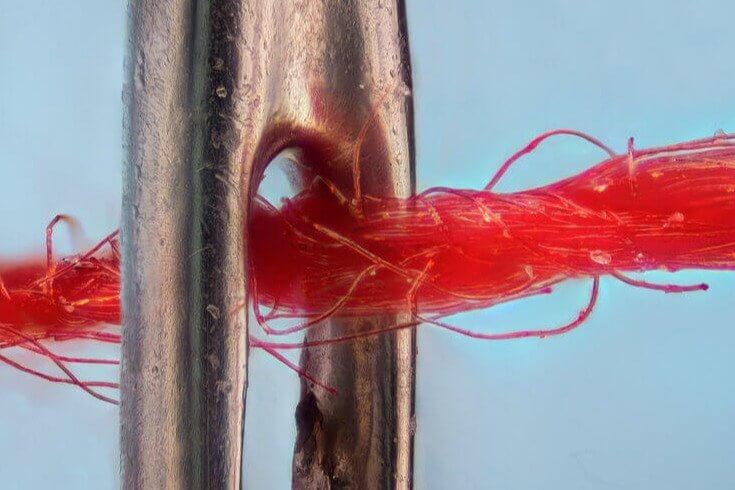 針に糸を通す