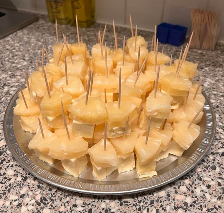 Pineapple-And-Cheese Toothpicks (Party Hors D’oeuvre)