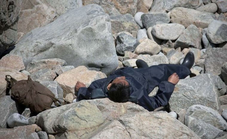 Descansar en las afiladas y puntiagudas rocas