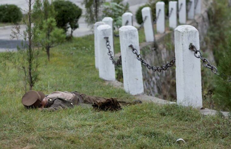 Estaba tan agotado que se quedó dormido en un campo