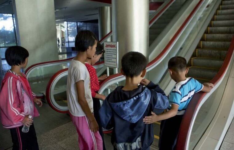 Demasiado asustados para usar la escalera mecánica
