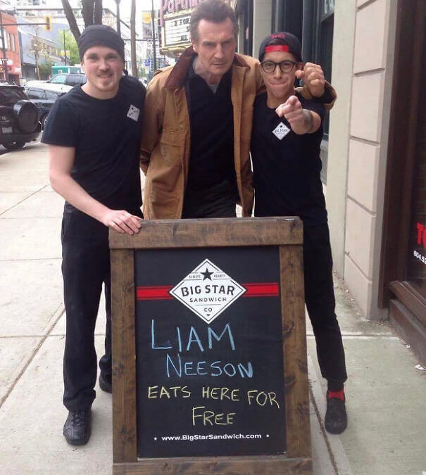 Liam Neeson in einem Sandwich Shop