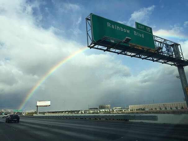 Ein Regenbogen auf dem Rainbow Boulevard