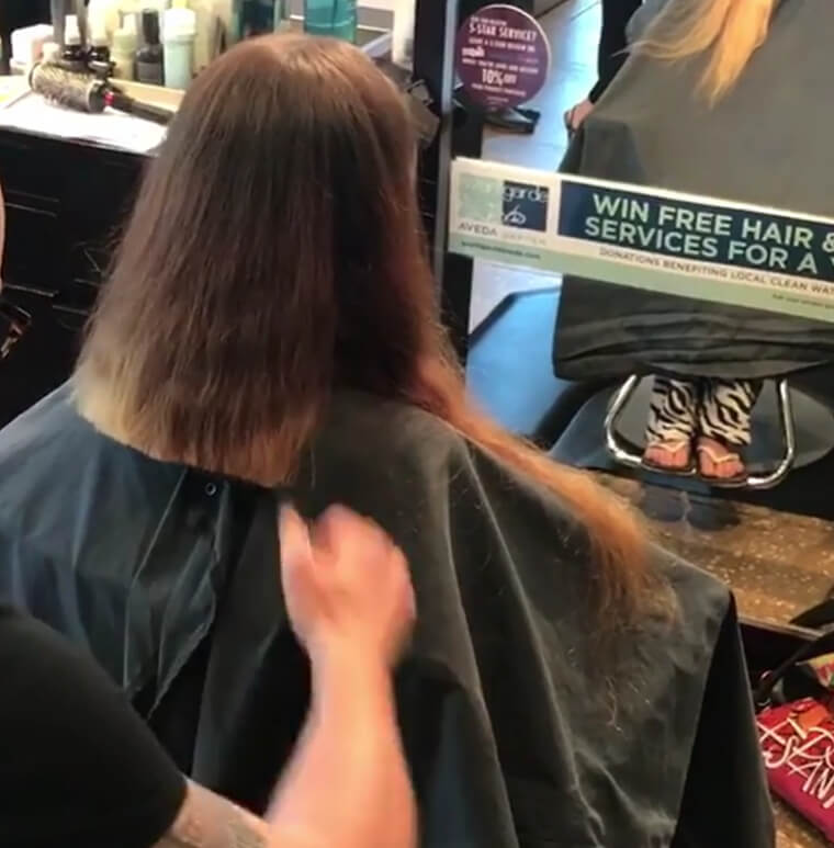 Ensuite, fais une queue de cheval et coupe tout.