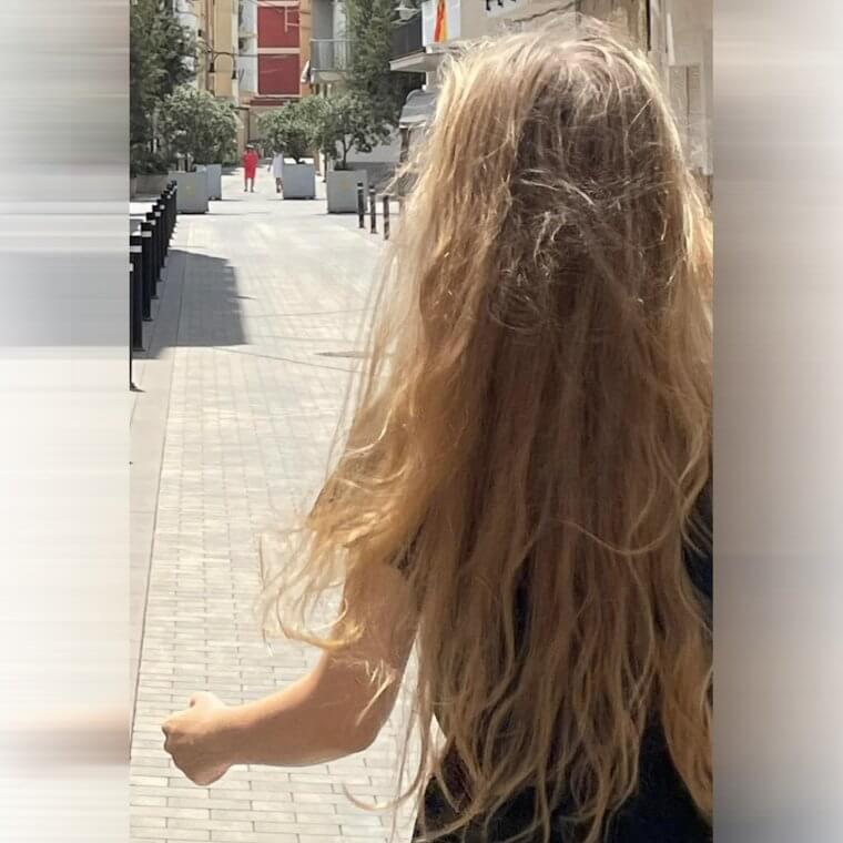 Les cheveux de Holly ont une histoire