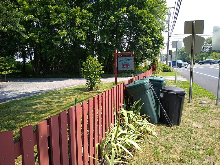 Beide Seiten des Zauns