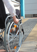 Dieser Frau wurde die Rollstuhlrampe weggenommen