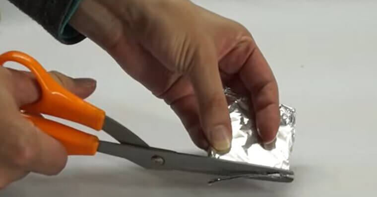 Sharpen Scissors With Aluminum Foil