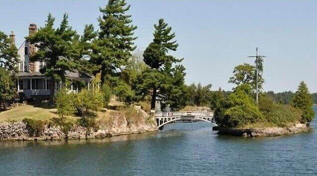 De kortste brug ter wereld verbindt Canada met de achtertuin van een New Yorker