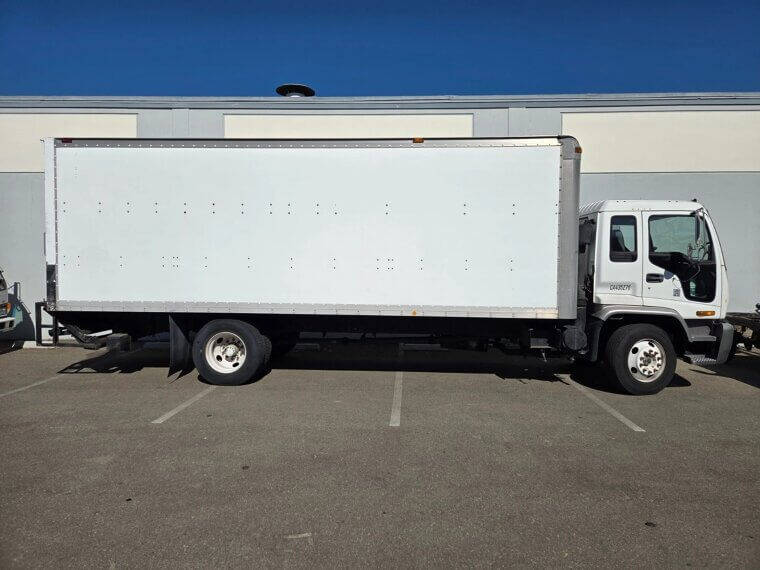 ​2000 Isuzu FTR 24 Ft Box Truck With Liftgate: $17,500